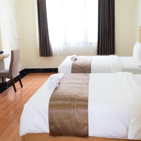 Revayah Hotels Ruteng Exterior photo