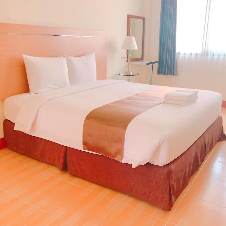 Revayah Hotels Ruteng Exterior photo