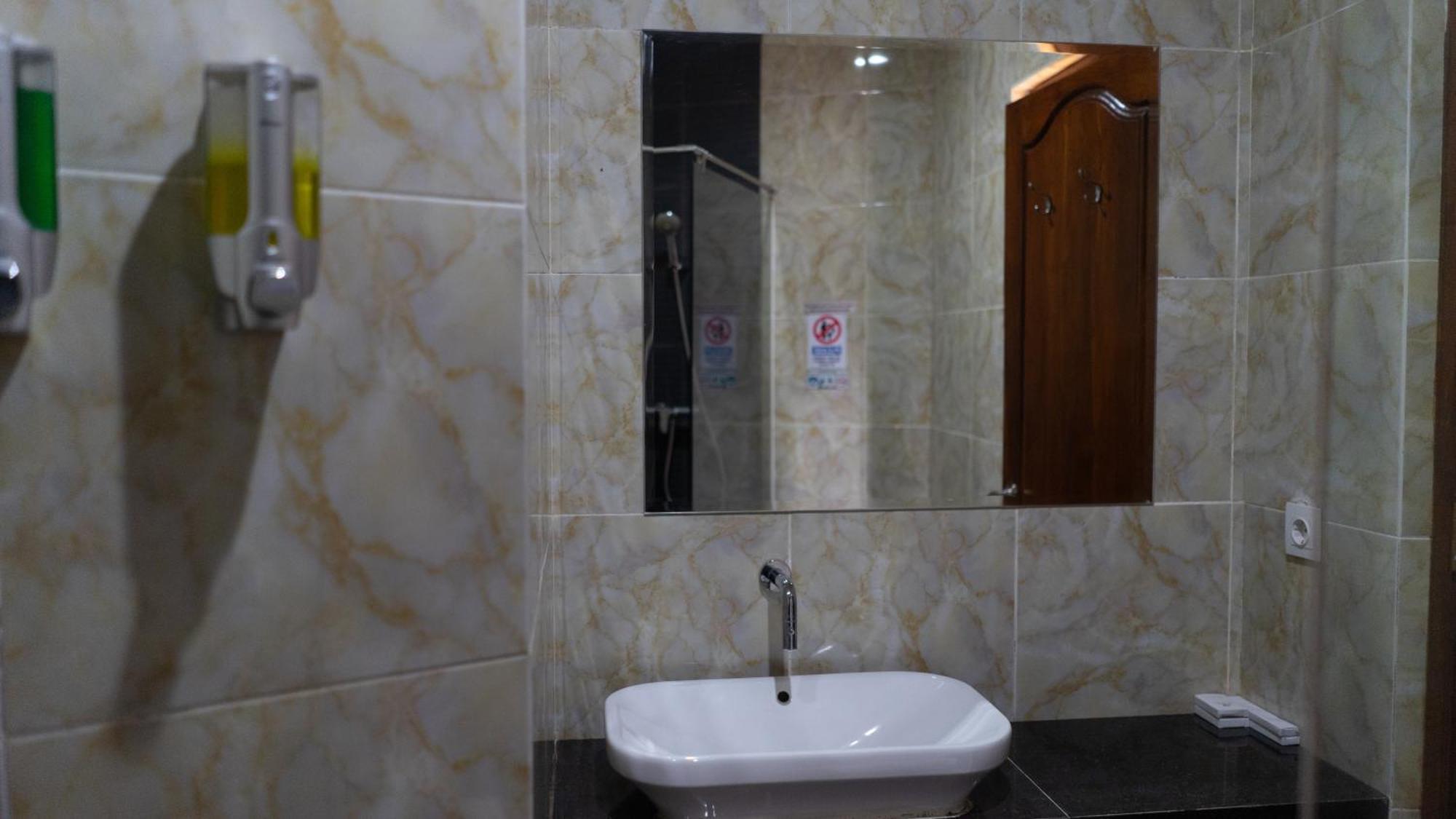 Revayah Hotels Ruteng Exterior photo