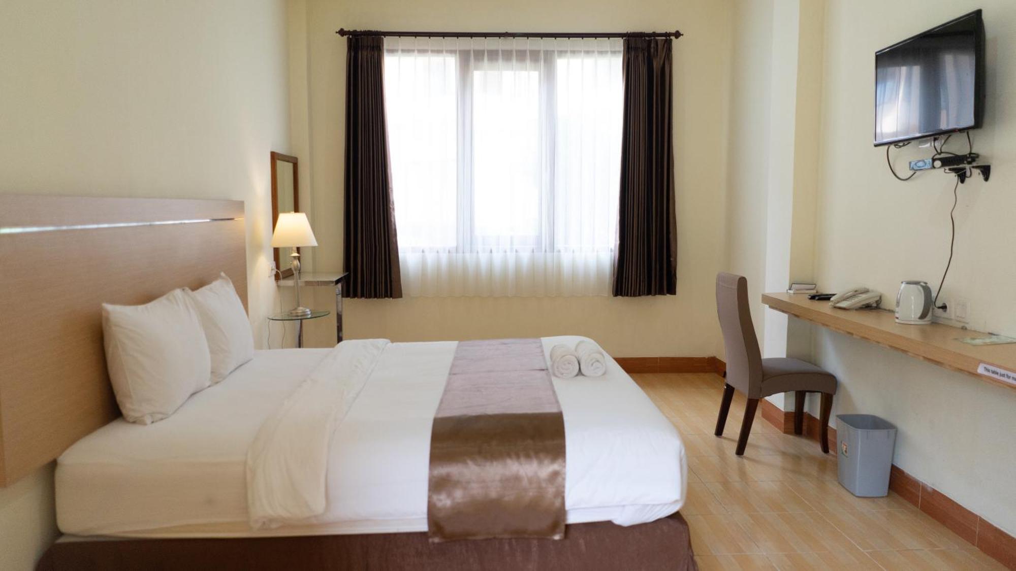 Revayah Hotels Ruteng Exterior photo