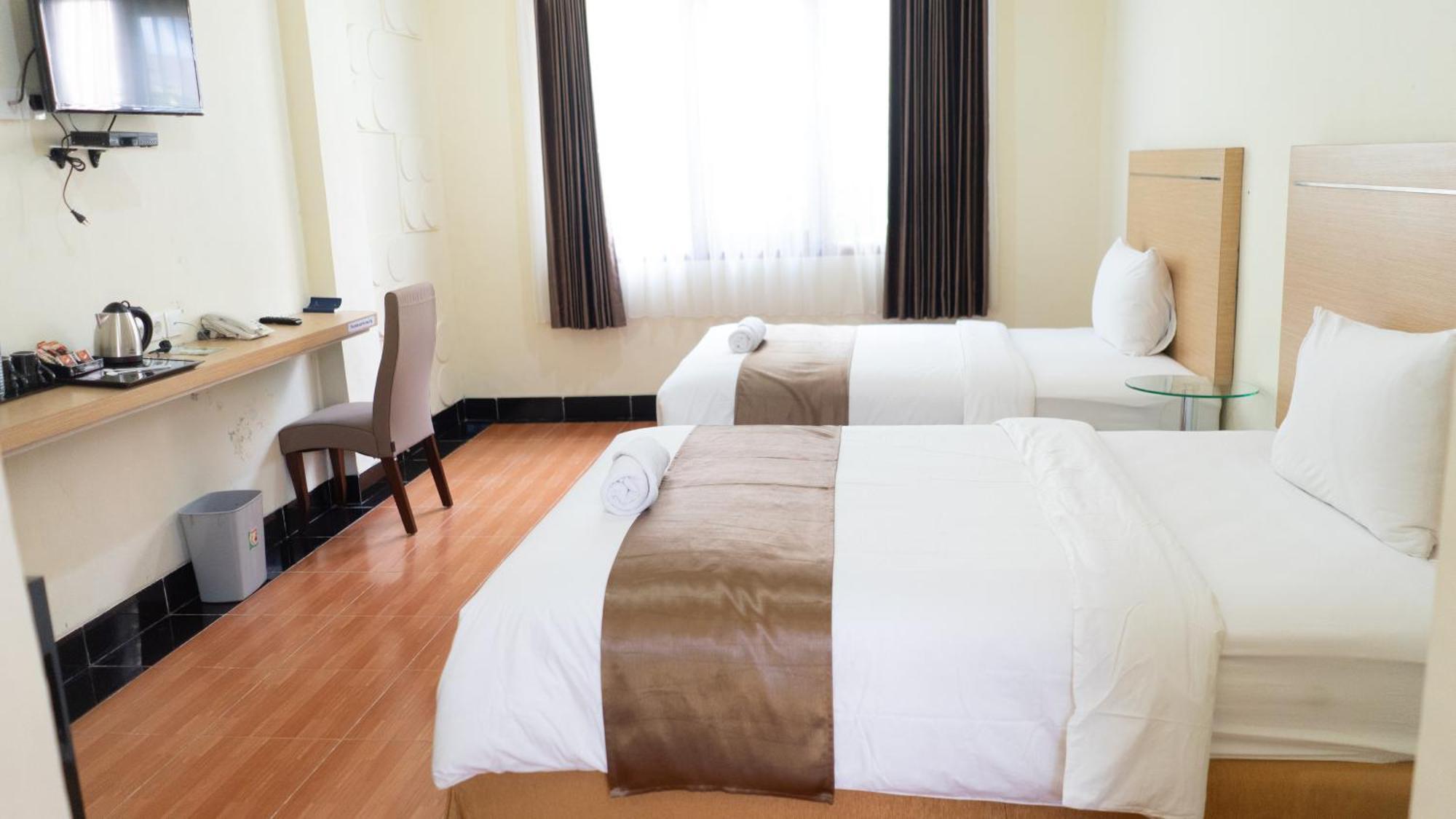 Revayah Hotels Ruteng Exterior photo