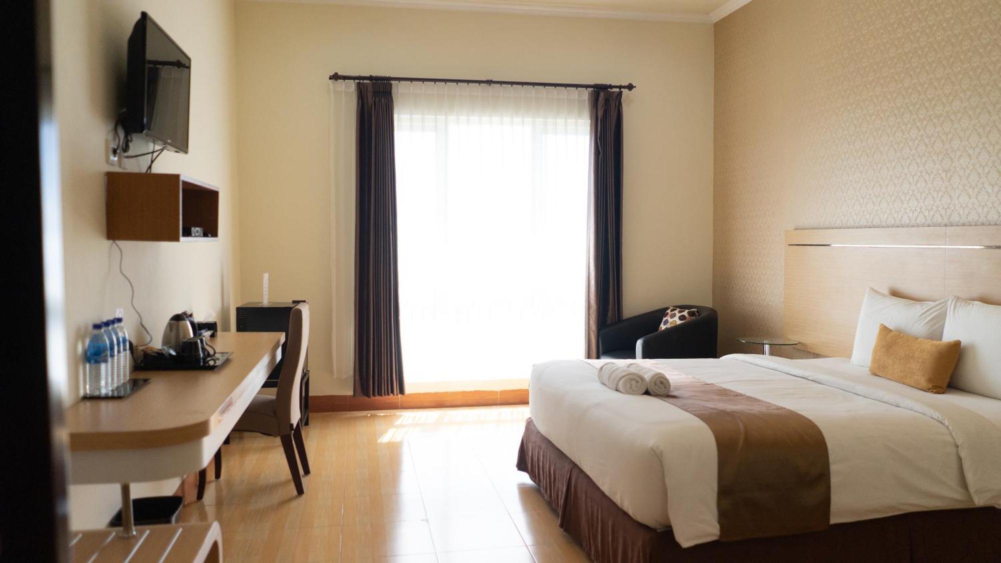 Revayah Hotels Ruteng Exterior photo