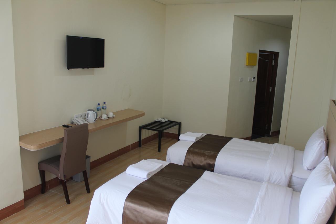 Revayah Hotels Ruteng Exterior photo