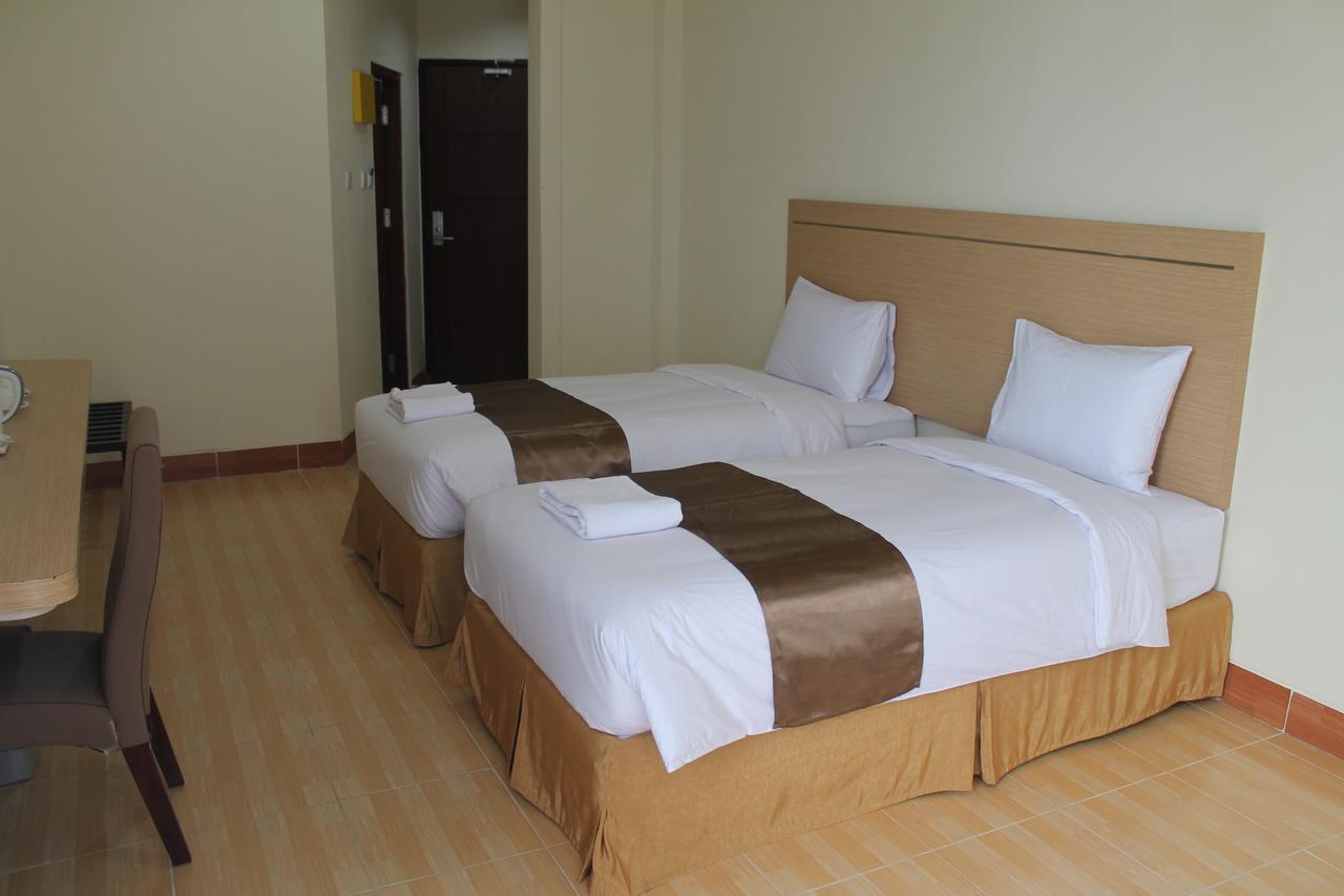 Revayah Hotels Ruteng Exterior photo