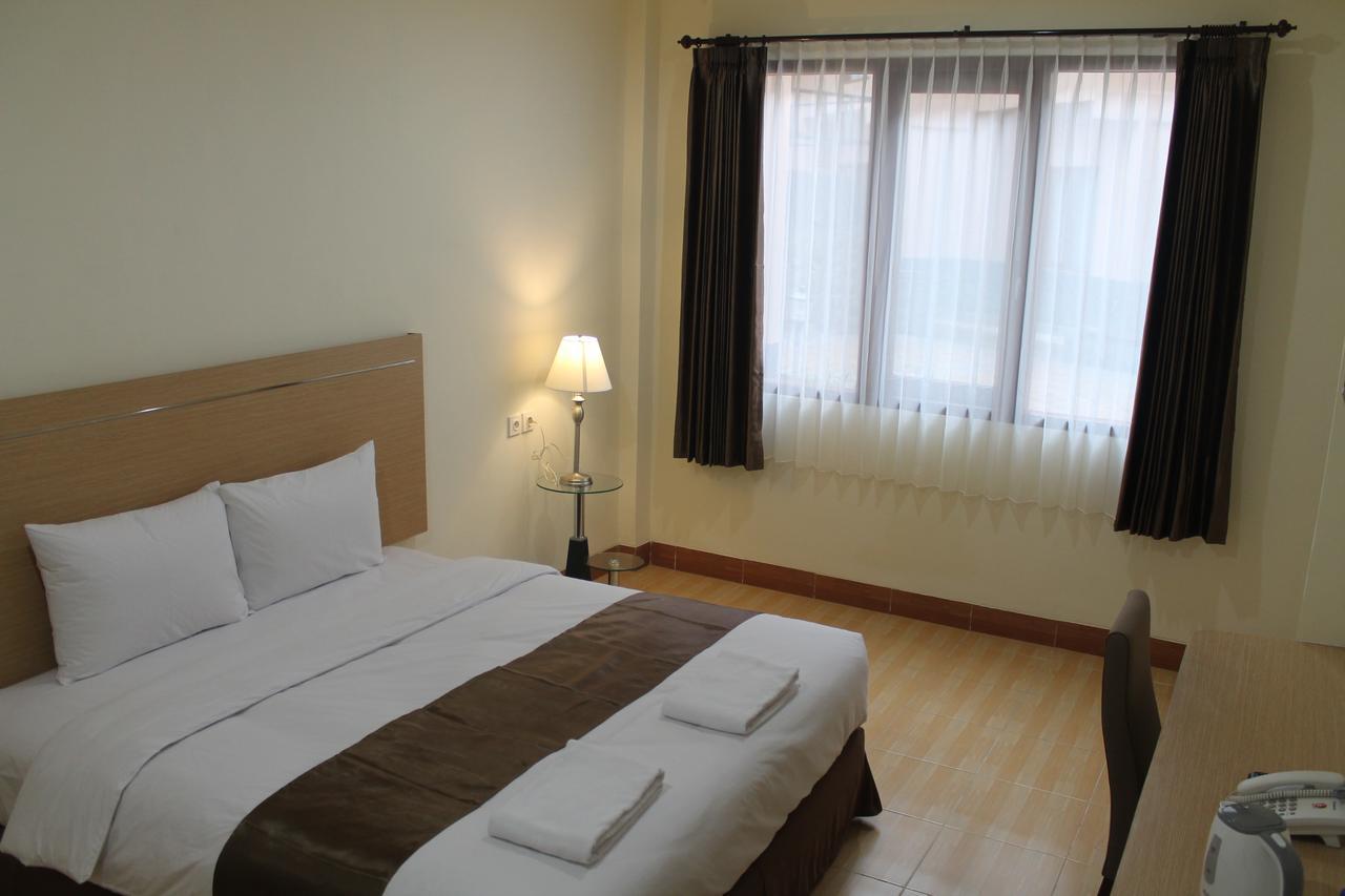 Revayah Hotels Ruteng Exterior photo