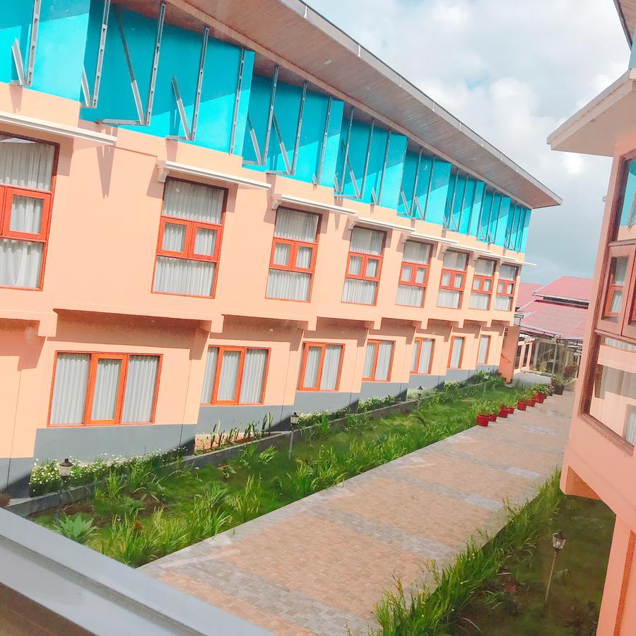 Revayah Hotels Ruteng Exterior photo