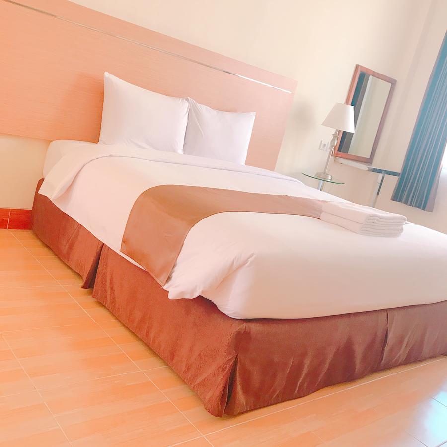 Revayah Hotels Ruteng Exterior photo