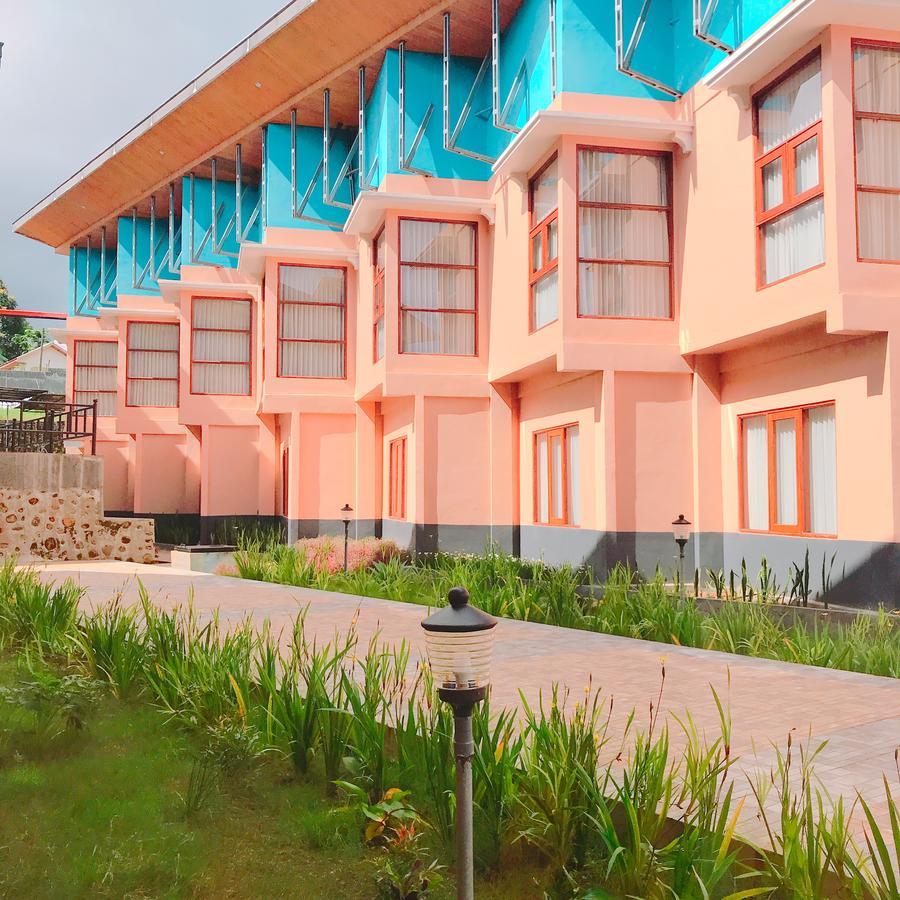 Revayah Hotels Ruteng Exterior photo